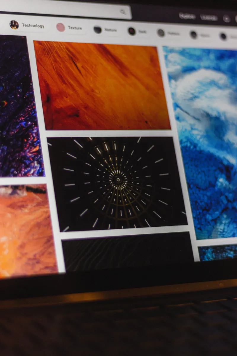 Pantalla de laptop con diversidad de imágenes