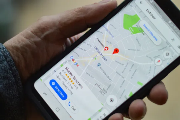 Ficha de empresa en Google Maps abierta en un móvil, con el botón de llamar visible