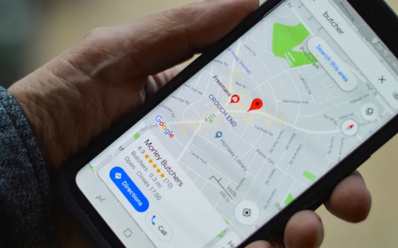 Ficha de empresa en Google Maps abierta en un móvil, con el botón de llamar visible