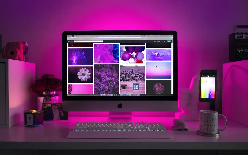 Una pantalla de computadora con iluminación morada