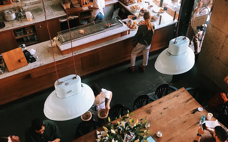 Un restaurante con personas sentadas en mesas y comiendo