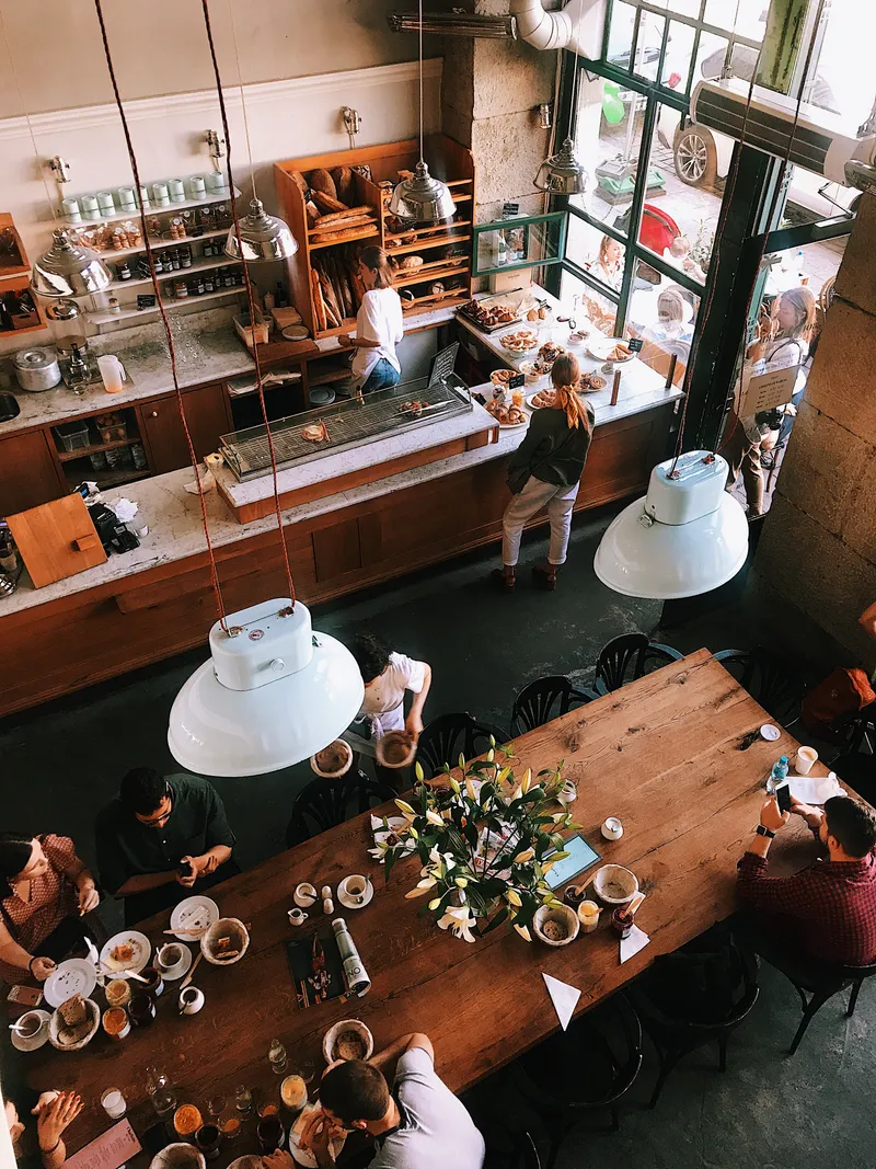 Un restaurante con personas sentadas en mesas y comiendo