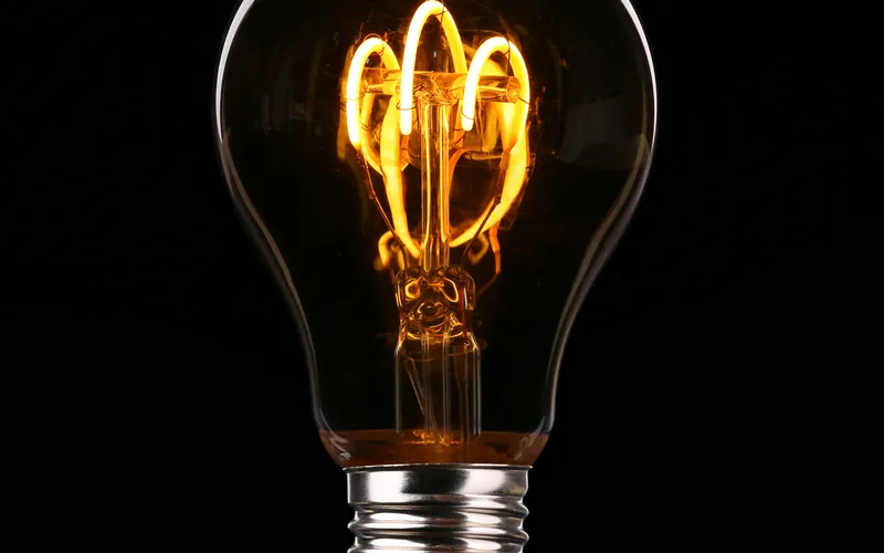 Una bombilla con luz cálida amarilla