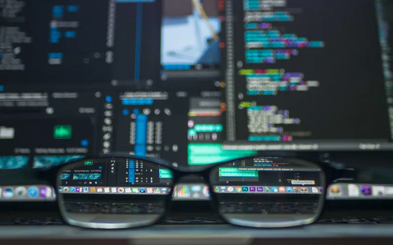 Gafas listas para trabajar en una pantalla de laptop